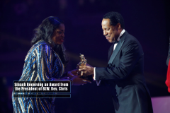Sinach-Recieving-An-Award-from-Pastor-Chris